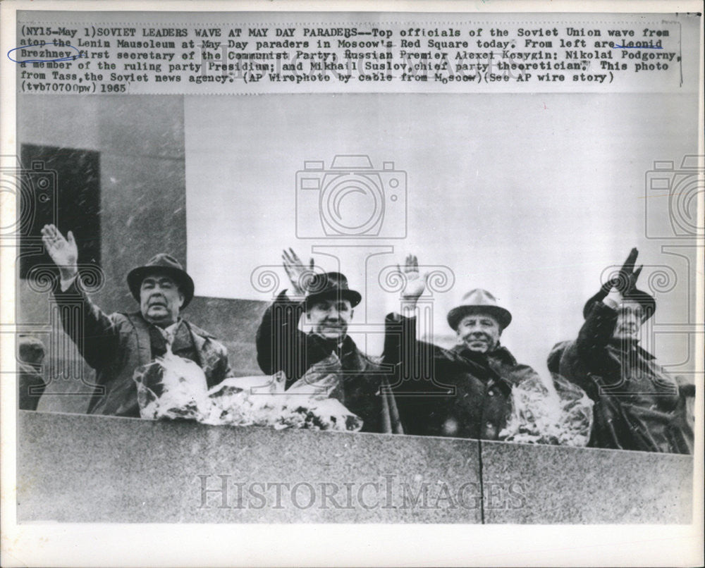 1965 Press Photo Soviet Union Lenin Mausoleum Paraders Moscow Red Square - Historic Images