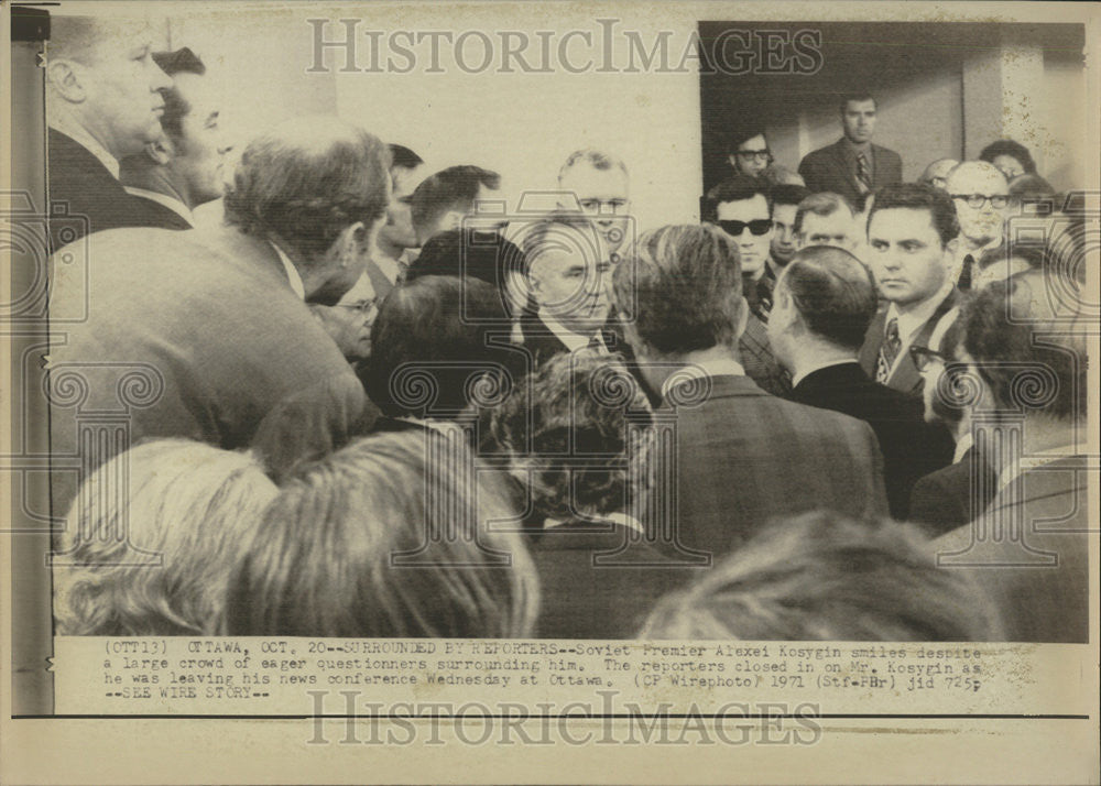 1971 Press Photo Soviet Premiere Alexei Kosygin questioners surrounding crowd - Historic Images
