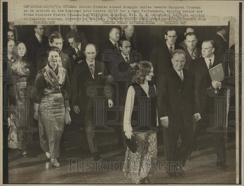 1971 Press Photo Soviet Premier Alexei Kosygin Margaret Trudeau Gala performance - Historic Images