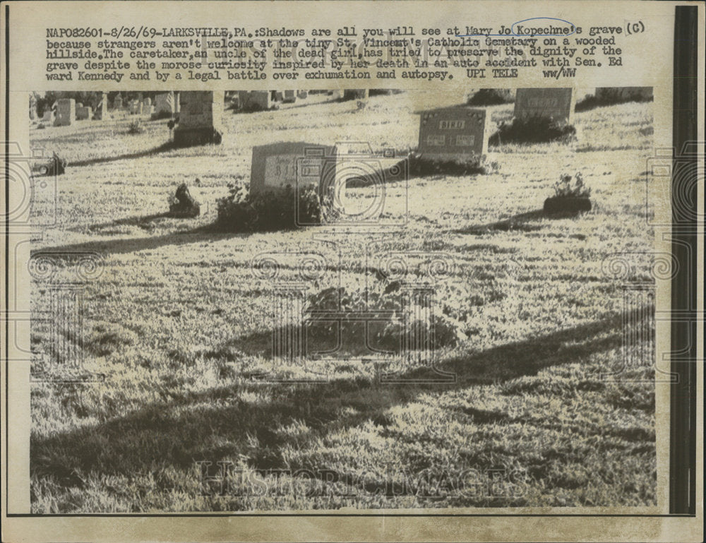 1969 Press Photo Marry Jo Kopechne Vincent Catholic Cemetery Shadows Kennedy - Historic Images