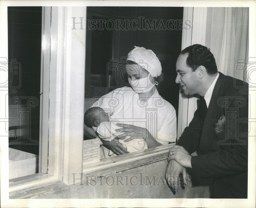 1944 Press Photo Baby Hums Maestro Leo Kopp Musical Director Union Pacific - Historic Images