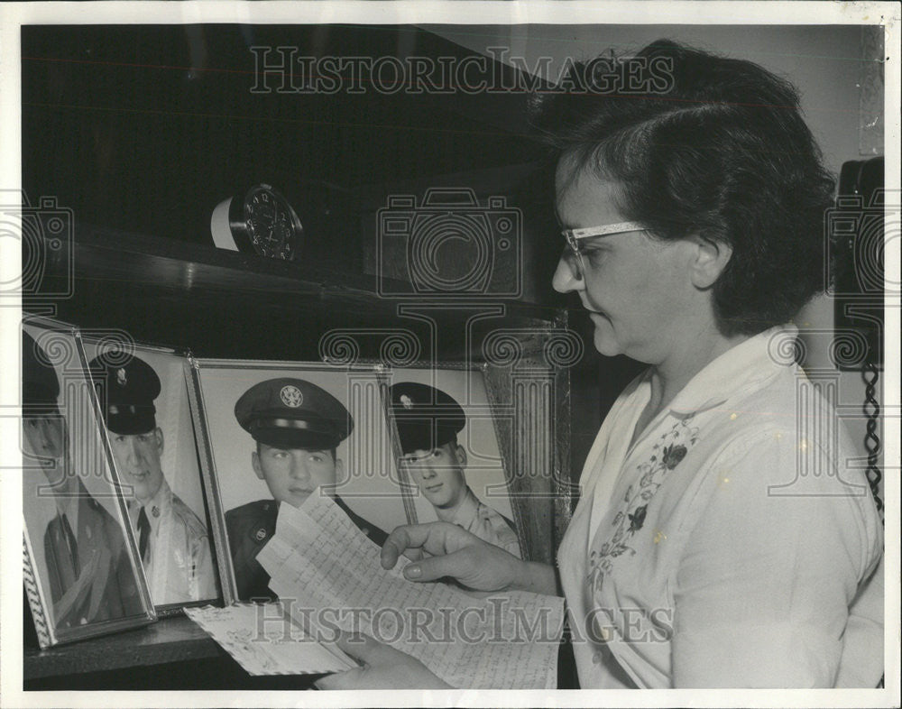 1965 Press Photo Mrs. Paul Kovalcik reads a copy of the letter her son Al wrote. - Historic Images