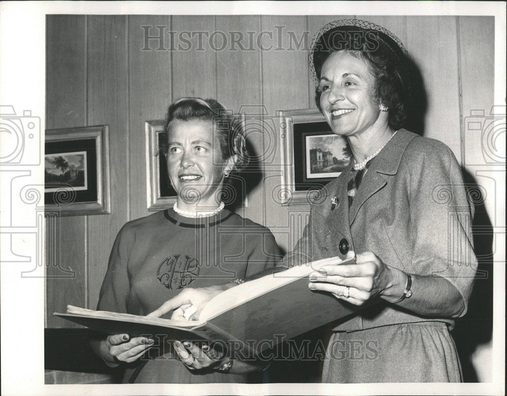 1961 Press Photo Mrs John Hobart Burnham Fiak Hadley School For Blind Winnetka - Historic Images