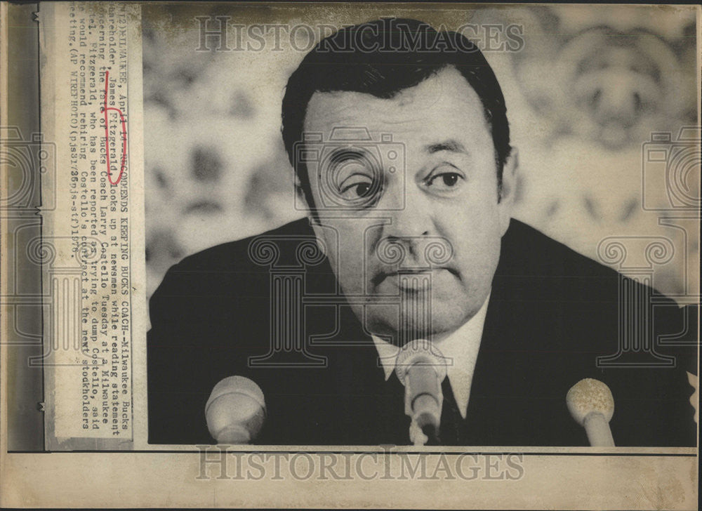 1976 Press Photo Bucks Coach Larry Costello Milwaukee Bucks shareholder James - Historic Images