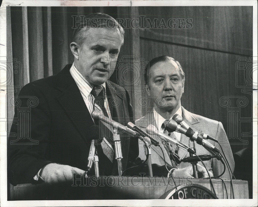 1977 Press Photo Joseph Fitzgerald Building commissioner  Mayor Michael Bilandic - Historic Images