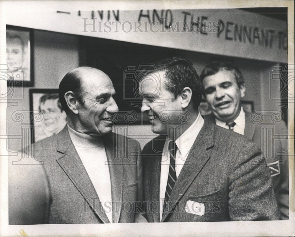 1969 Press Photo Leo Duricher and Tom Fitzpatrick talking at party. - Historic Images