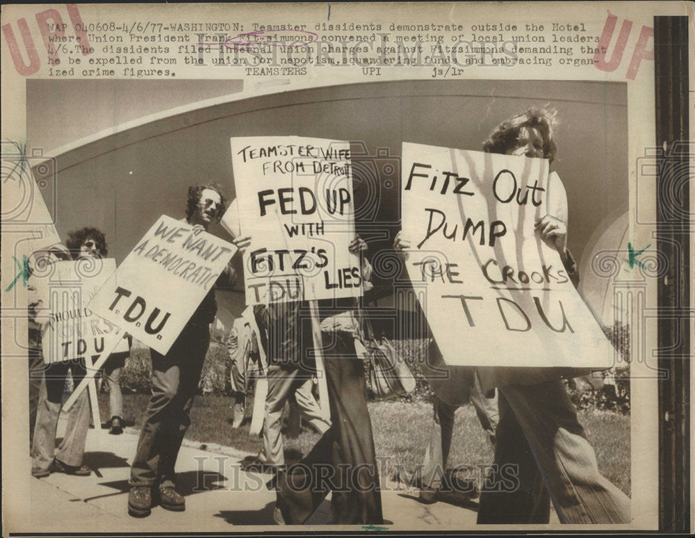 1977 Press Photo Teamster Union President Frank Fitzsimmos - Historic Images