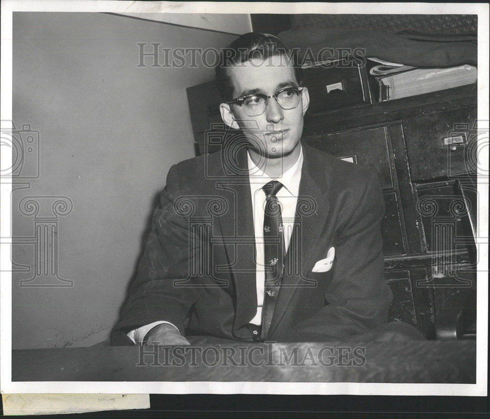 1957 Press Photo Edward Komis Detective Bureau Harlem - Historic Images