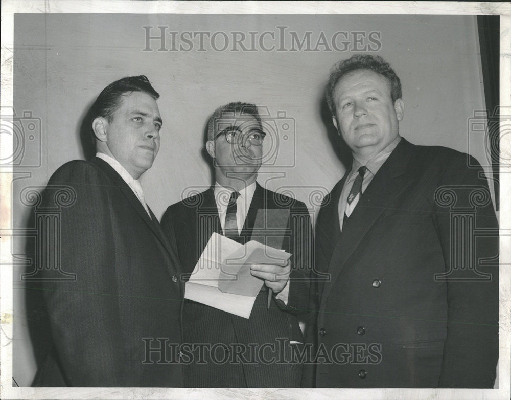 1960 Press Photo James Hackett Uniformed police Robert Stack Paul Konecnik jury - Historic Images