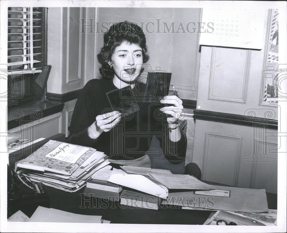 1960 Press Photo Ellen Kelleher Feature Department Business Files Room Office - Historic Images