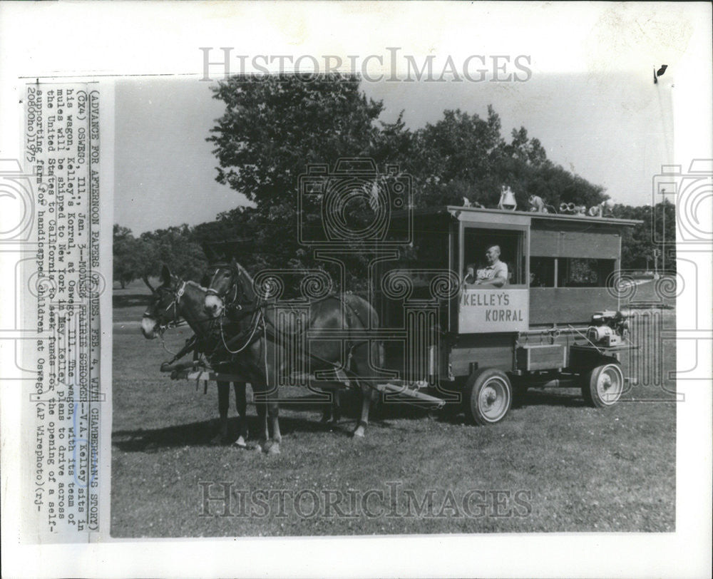 1975 Press Photo V A Kelley Modern Prairie Schooner - Historic Images