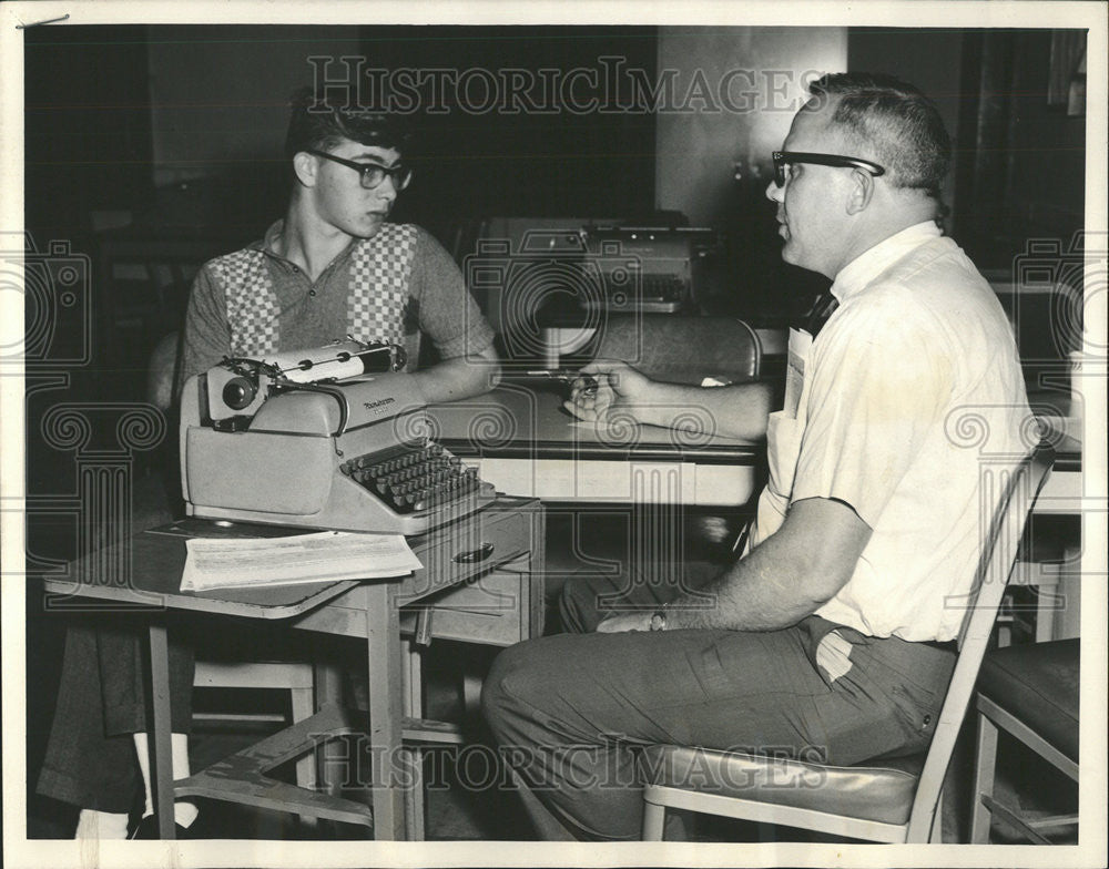 1963 Press Photo Sgt Don Kelley Robert Whitfield Caliber Derringer Single gun - Historic Images