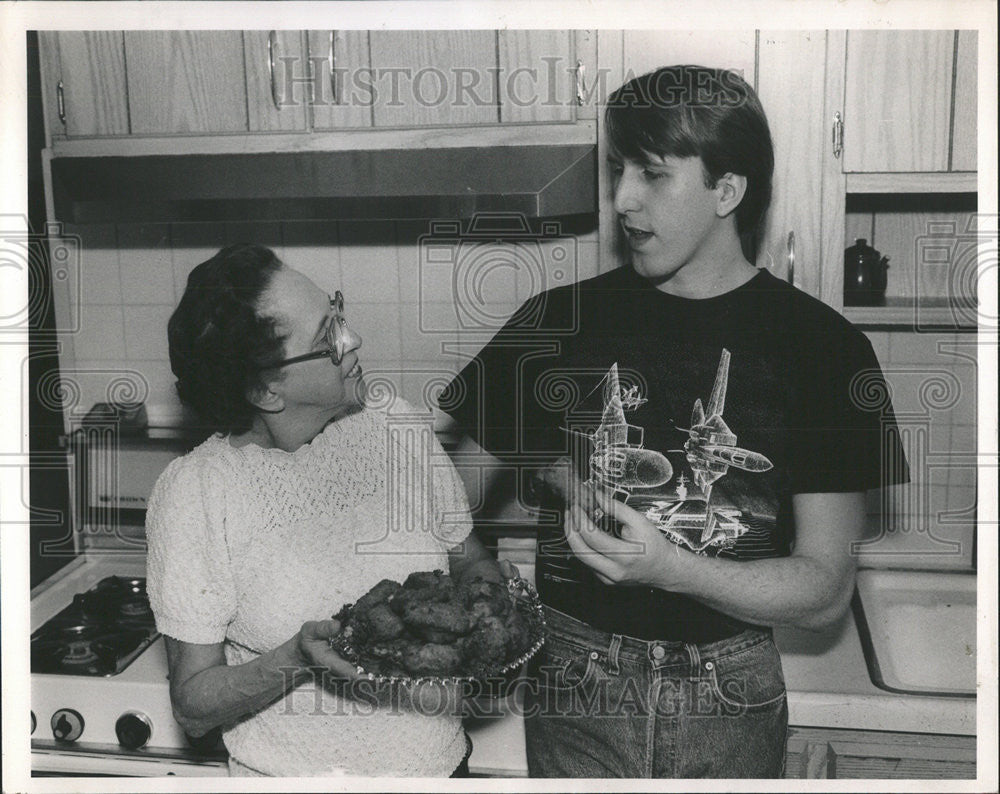 1990 Press Photo Home Cook Marianne Keller Ed Sample Fruit Labor Chicken Nugget - Historic Images