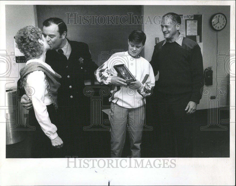 1988 Press Photo Martin Kehoe Kisses O&#39;Hare Kathleen Vietnam metels Plaque - Historic Images