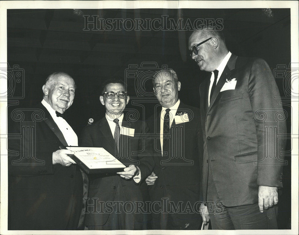 1966 Press Photo Maurice Fisher Assistant Editor Daily News - Historic Images