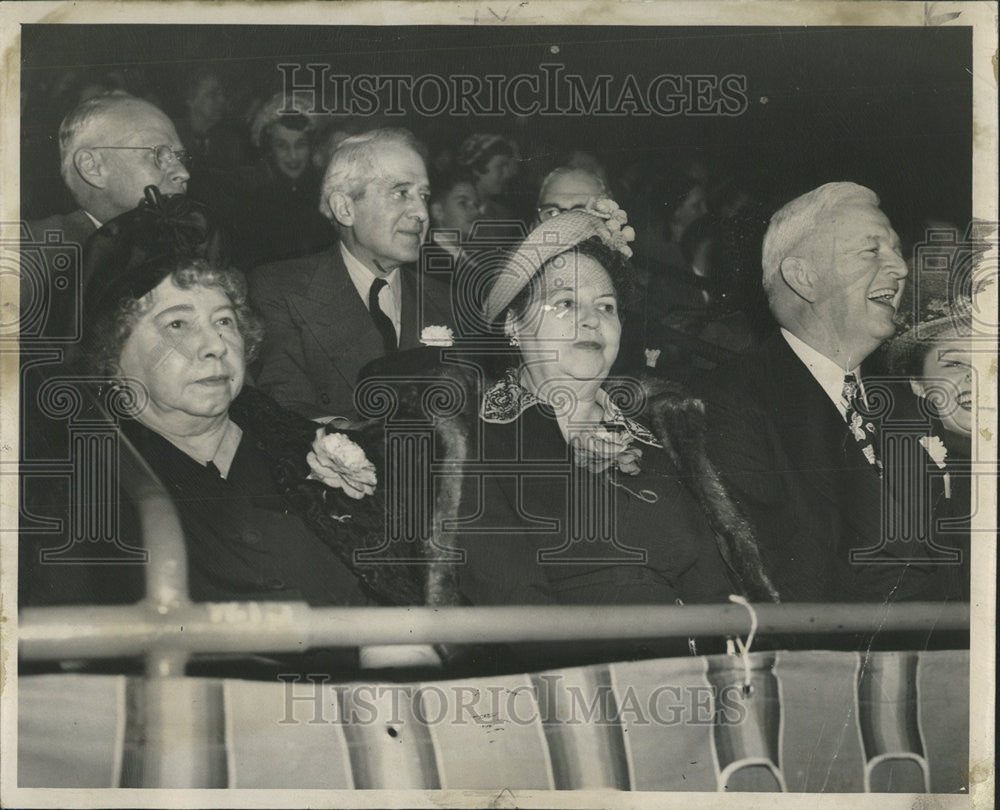 1950 Press Photo Ice Show Richard Finnegan ayor Martin H Kennelly - Historic Images