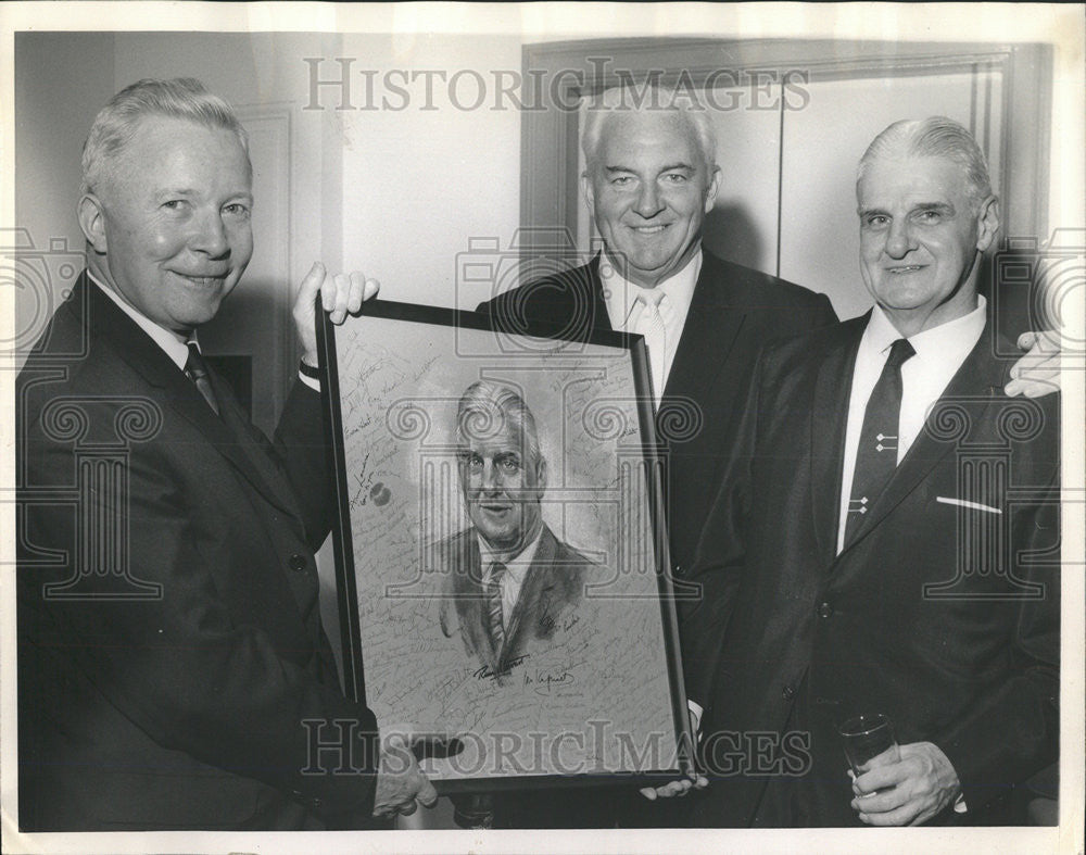 1967 Press Photo Mr Ey Thonnos Vice President Russ Stewart Field Enterprises - Historic Images