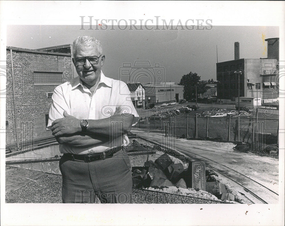 1988 Press Photo Charles Finki threaten company roof outside encroach Lincoln - Historic Images