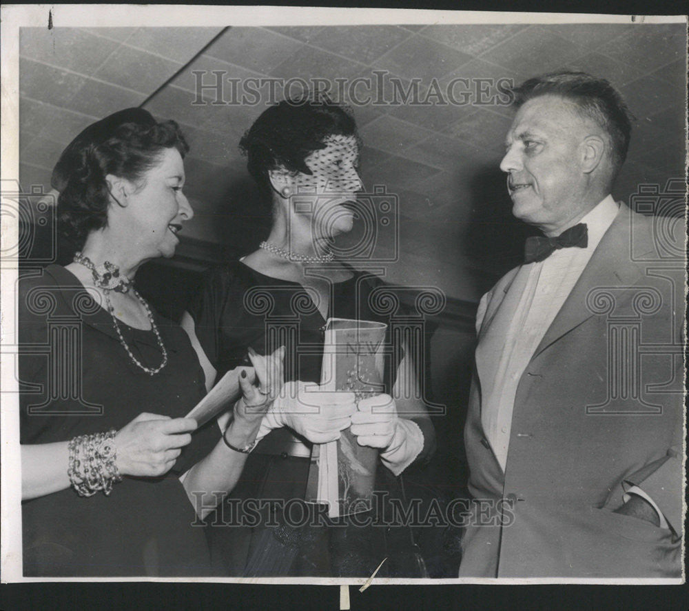 1953 Press Photo Doctor Alfred Author Book Behavior Human Female Hazel Markel - Historic Images