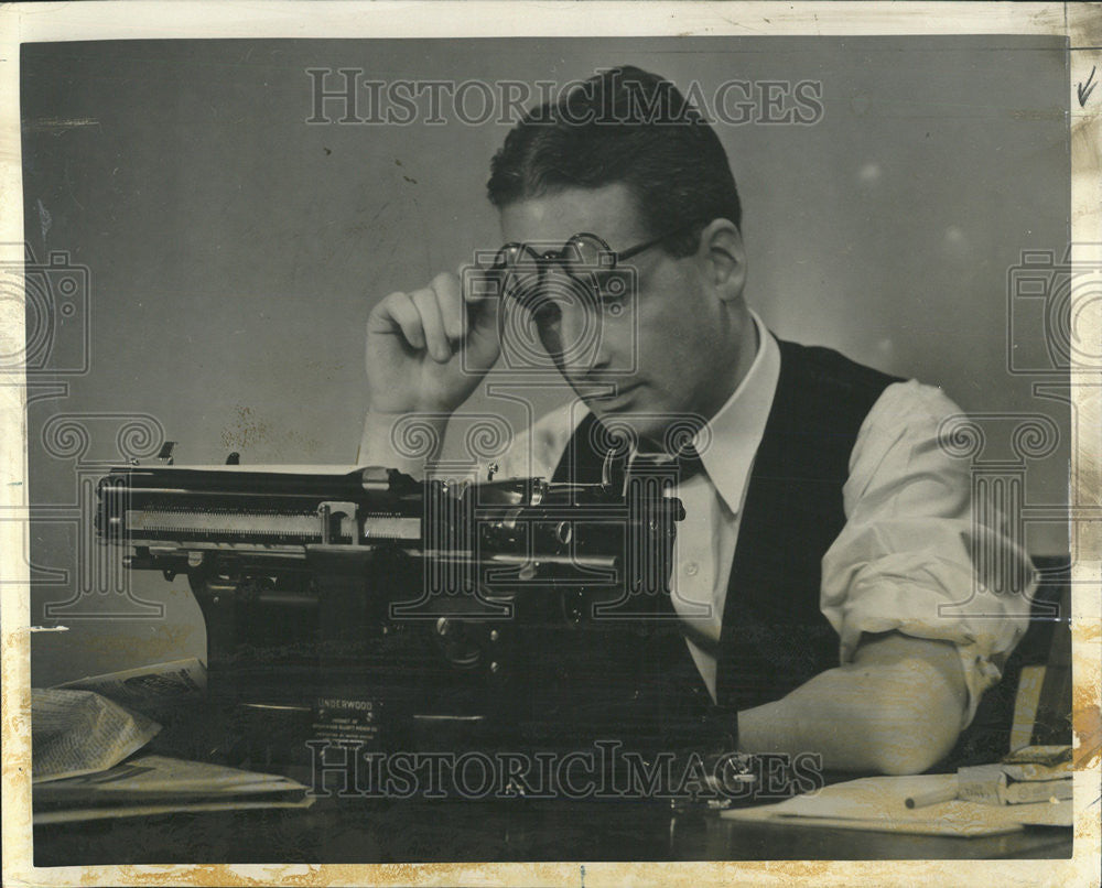 Press Photo Detroit Daly News Reporter Wallace Devel Type Machine Office - Historic Images