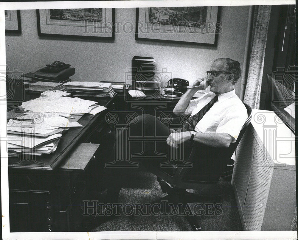 1974 Press Photo Alderman Leon office Chicago Temple Building Carmen Reporto - Historic Images