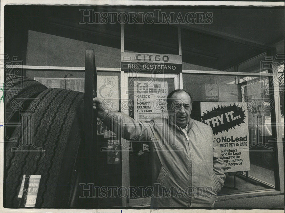 1975 Press Photo William Destefano at his Citho station - Historic Images