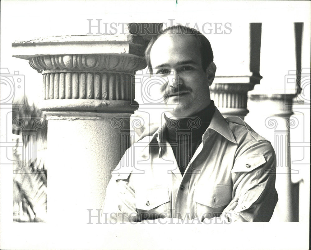 1996 Press Photo Joseph De Rugeriis Chicago opera theater conductor Abduction - Historic Images