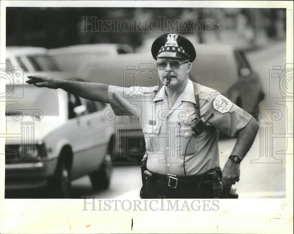 1984 Press Photo Offficer Robert DeSilve  Monroe and Michigan directing traffic - Historic Images