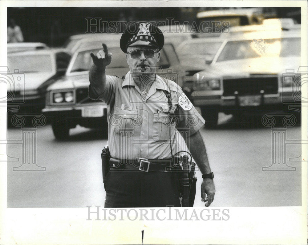 1984 Press Photo Officer Robert DeSilva Randolph Michigan directs traffic - Historic Images