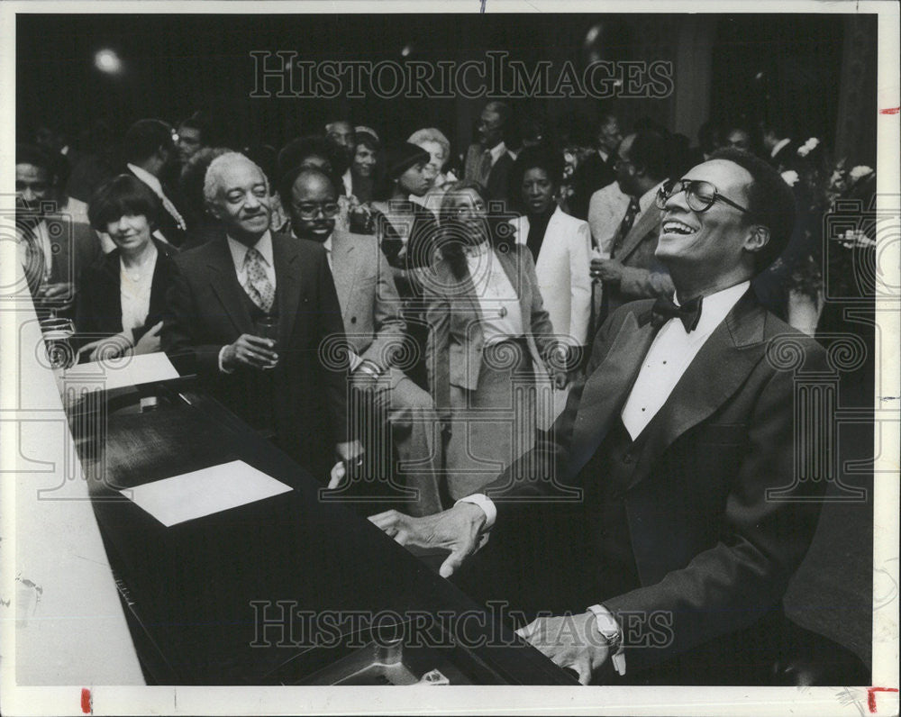 1982 Press Photo Jazz Pianist Ramsey Lewis Engaged in Fund Raising Program. - Historic Images