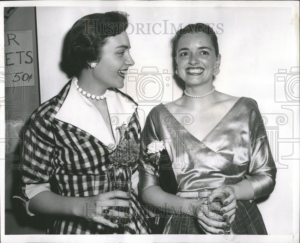 1953 Press Photo Mrs.Raymond Lewis &amp; Mrs.E.O.Thompson at Racquet Club. - Historic Images