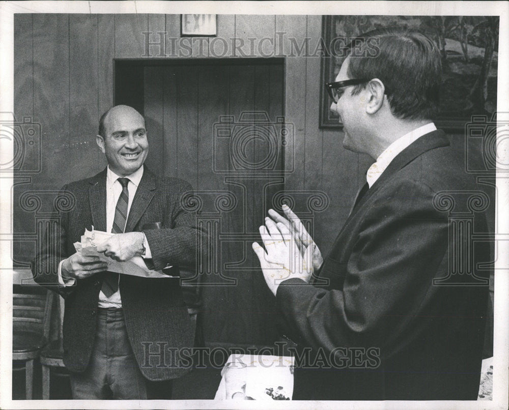 1968 Press Photo Richard LewisKen Towers Farewell Party - Historic Images