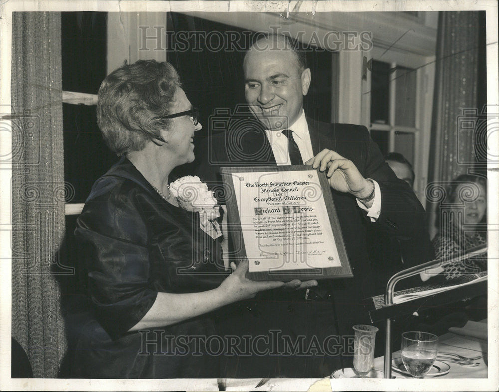 1963 Press Photo Mrs VR West Evanston Township Richard Lewis Sun Times writer - Historic Images