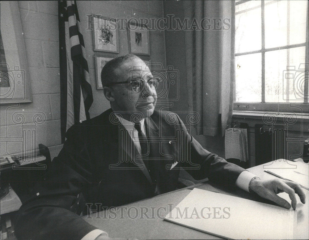 1968 Press Photo Robert Lewis education retirement Human relations - Historic Images