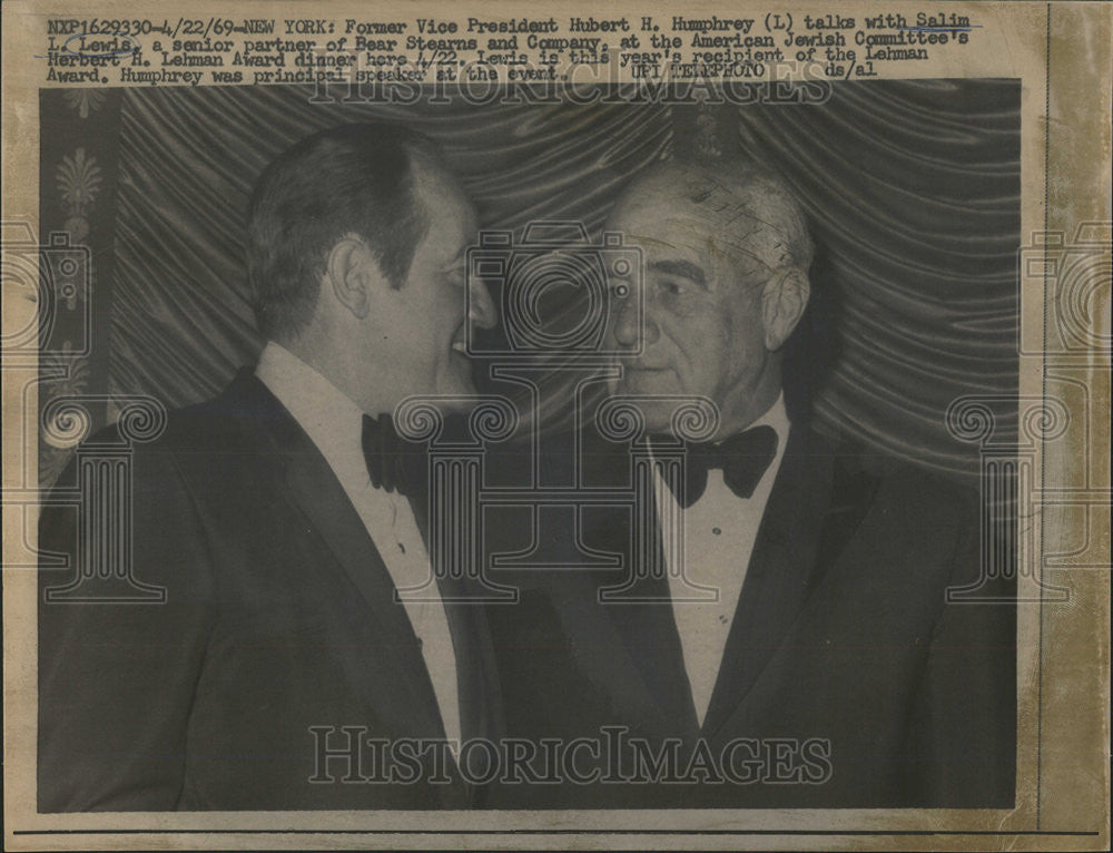 1969 Press Photo Former Vice President Hubert Humphrey  American Jewish Committe - Historic Images