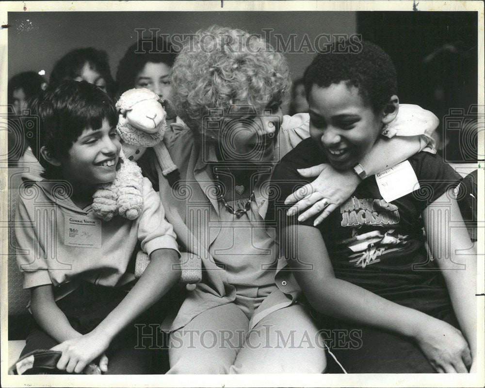 1985 Press Photo Shari Lewis Lambchop Jose Awala Kenric Keller St Vincent DePaul - Historic Images