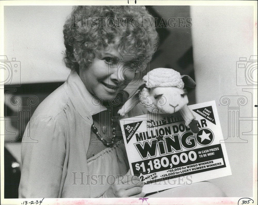 1984 Press Photo Northwest Memorial Hospital Lamb Chop Big WINGO Shari Lewis - Historic Images