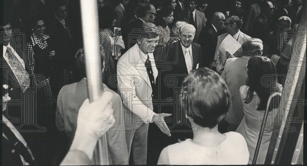 1973 Press Photo Gov.Walker &amp; Donald H.King Greeting Commuters. - Historic Images