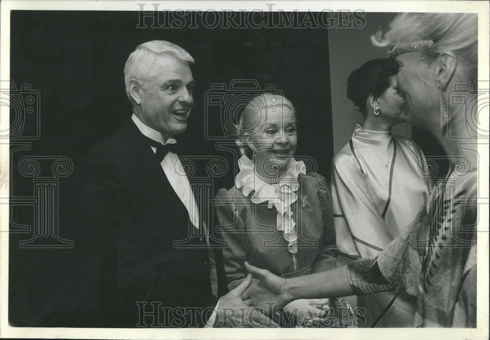 1982 Press Photo Tom King wife Barbara Ann Art Institute guest greet - Historic Images