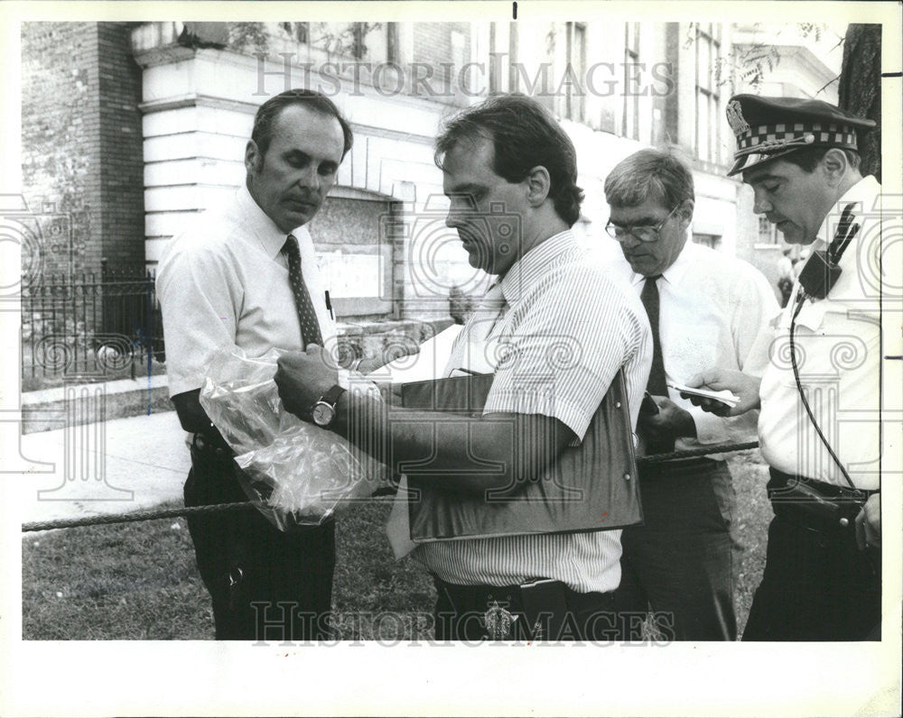 1958 Press Photo Police technician collect evidence Wayne King officer suspect - Historic Images