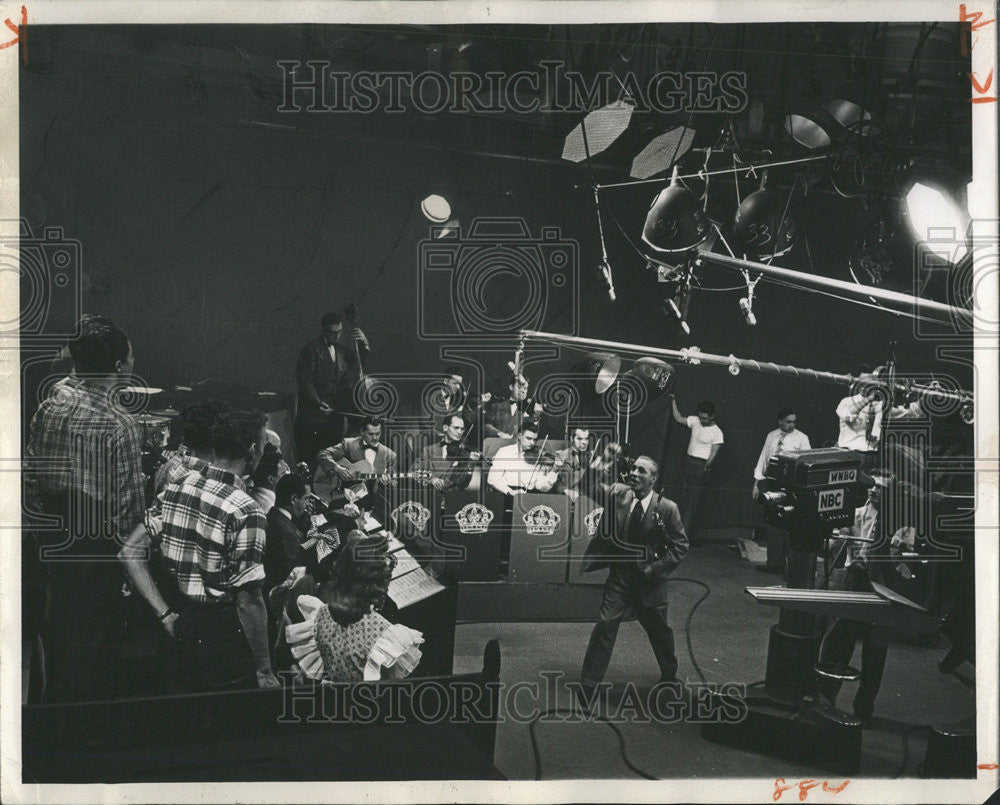 1951 Press Photo Wayne King Orchestra Don Large camera rehearsals sing - Historic Images