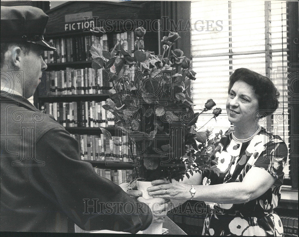 1965 Press Photo Delivery Boy delivers Flowers to Miss.Isabel M.Kincheloe. - Historic Images