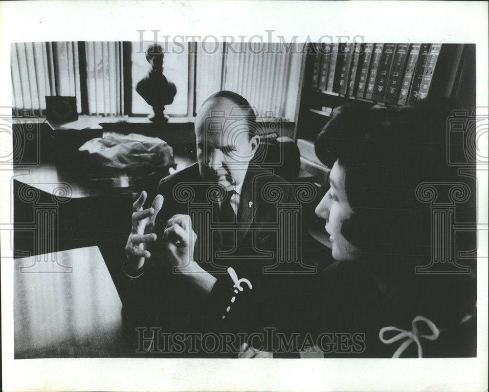 1966 Press Photo Richard Kinney Associate Director Hadley school blind Mrs Jean - Historic Images