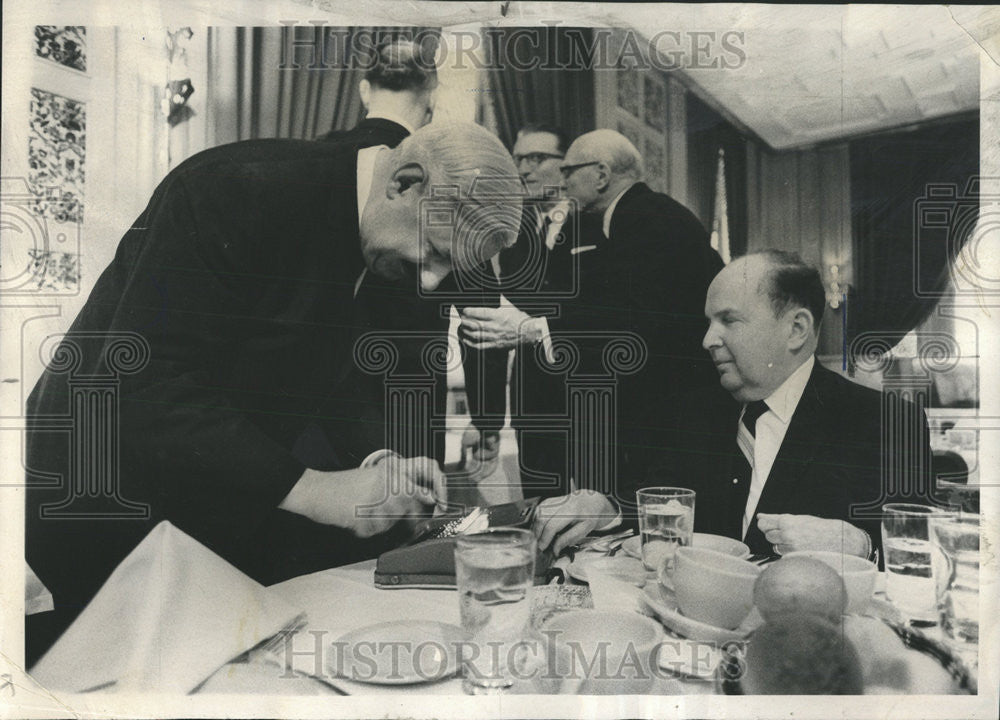 1969 Press Photo Ralph Newman Chicago Public Library Richard Kinney Dialog - Historic Images