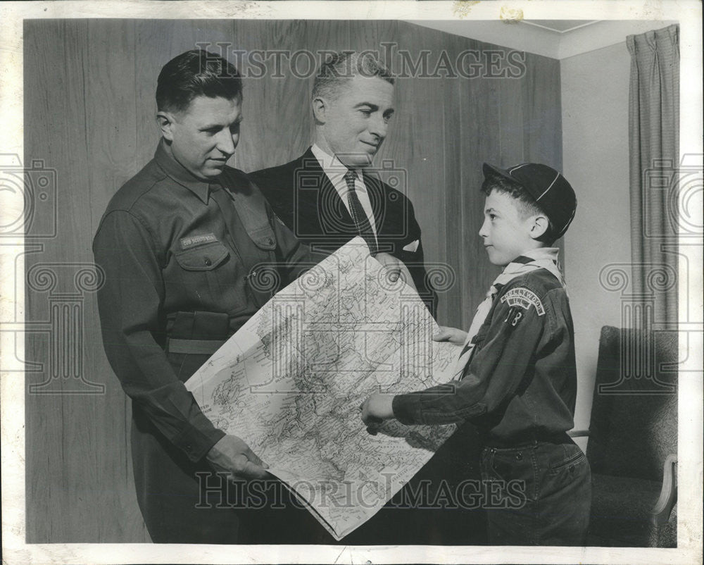 1960 Press Photo Cub Scout Souta Sadlar map Zenith Radio Corp. official Kinney - Historic Images
