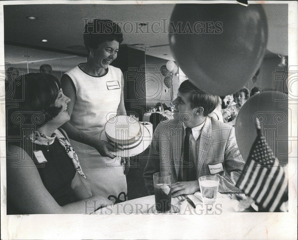 1968 Press Photo Henriette Hospital Holiday Ball Mrs Kinney Jeff Mellander Joan - Historic Images