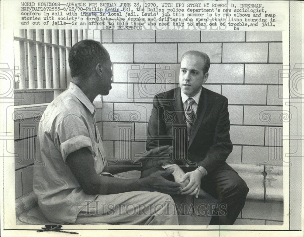 1970 Press Photo Philip Lewis sociologist confers cell jail inmate Dallas police - Historic Images