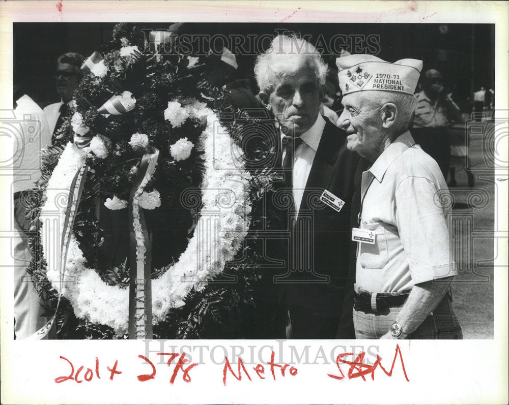 1983 Press Photo Mayor Michael DeVallaveille France Utah Beach veteran Chittick - Historic Images