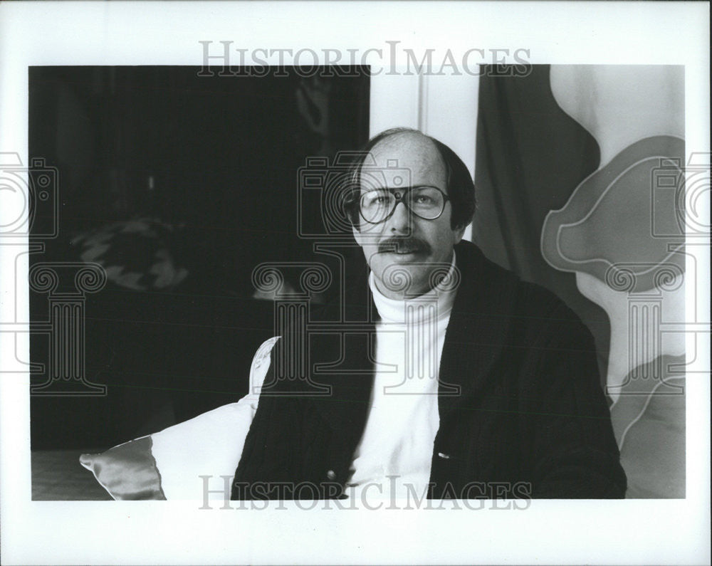 1977 Press Photo Person wears spectacles pose Unidentified man - Historic Images