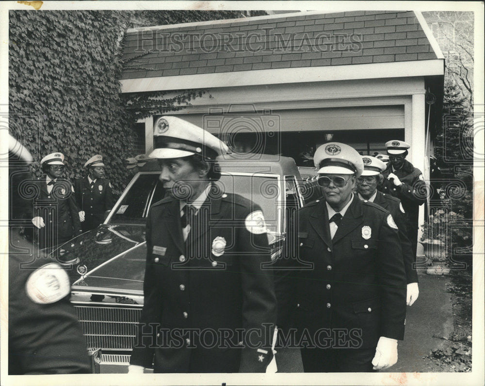 1986 Press Photo Evelyn Despenza cross guard casket driver charge service - Historic Images